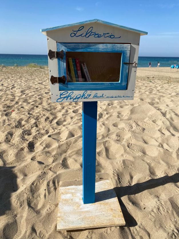 SAN PIETRO IN BEVAGNA (marina di Manduria). Una piccola libreria “vista  mare” al Ghigò Beach