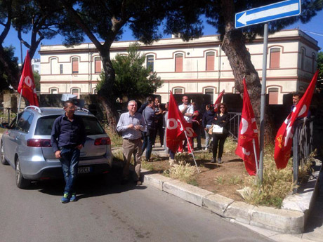 BRINDISI.  SIT IN DEI COBAS PER LA DIFESA DEI LAVORATORI DEGLI APPALTI DELL’ ARSENALE DI BRINDISI E TARANTO