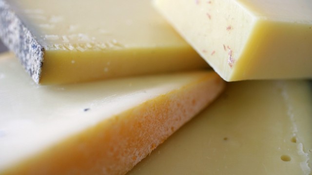 Allarme alimentare. Rubate 1,3 tonnellate di formaggio “Alp Stücka” contaminato che potrebbe varcare i confini nazionali per essere venduto