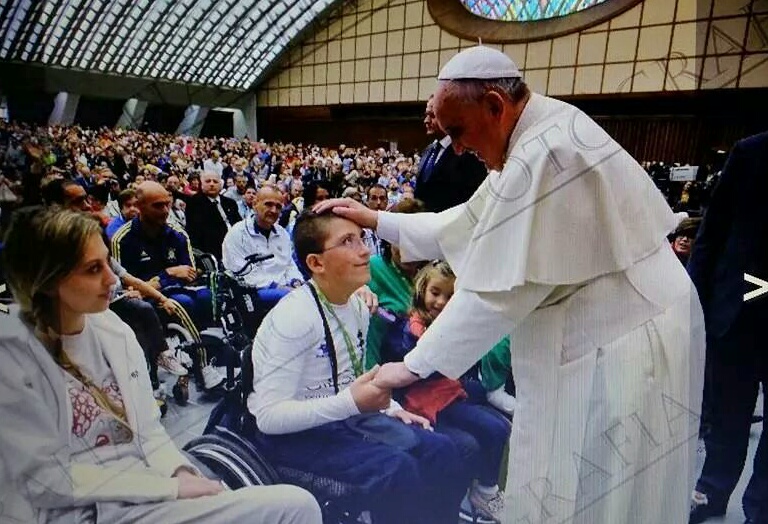 ROMA. Il Campione Nazionale (savese) del Tiro con l’ Arco, Francesco “Checco” Tomaselli con Papa Francesco