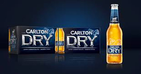 Pezzi di vetro nella birra. La Carlton richiama in Australia un milione di bottiglie di Carlton Dry beer