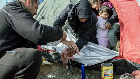 Idomeni, Grecia. Le foto shock di un neonato lavato nel fango indigna il mondo e fanno vergognare la ricca Unione europea