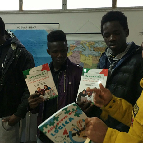 TARANTO. “Libri non Bombe!” Consegnati a quaranta migranti i primi libri acquistati con la sottoscrizione promossa da Legambiente