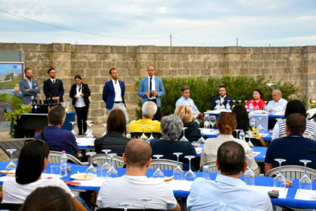 Manduria. ARCHEOLOGIA E PRIMITIVO: GRANDE SUCCESSO PER LA SERATA DI DEGUSTAZIONE DEI VINI INTORNO AL FONTE PLINIANO