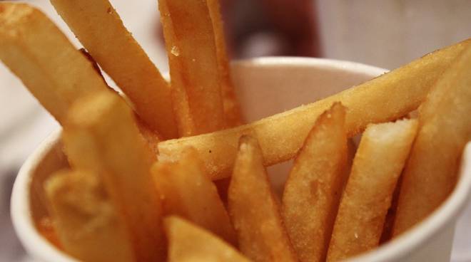 Abusi alimentari. Pane tostato e patate fritte: aumentano il rischio di cancro per la presenza di acilammide