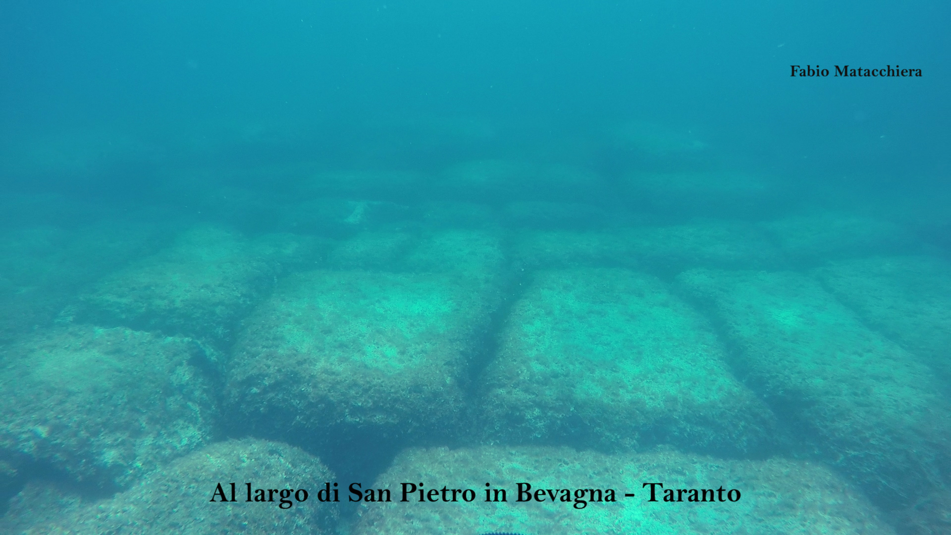 SAN PIETRO IN BEVAGNA (marina di Manduria). I blocchi allineati ritrovati al largo, secondo gli esperti, potrebbero essere realmente quelli che costituivano un molo antico, poi ricoperto dalle acque nel corso dei millenni