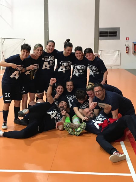 Il portiere dell’Atletic Club Taranto, Alice Ricchiuto, manifesta tutto il suo entusiasmo  per la vittoria del campionato e la conseguente promozione in A2