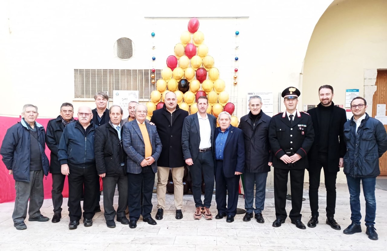 INAUGURATI A TARANTO E A SAVA GLI ALBERI DI NATALE DI “SOSTENIAMOLI SUBITO”