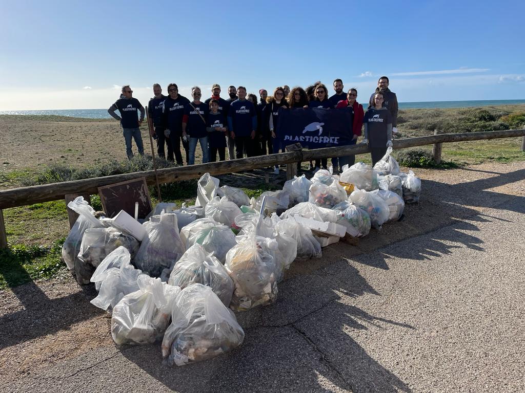 Manduria. CONCLUSA CON SUCCESSO LA RACCOLTA STRAORDINARIA DI PLASTICA OGGETTO DI ABBANDONI LUNGO LE MARINE DI MANDURIA CON IL CONTRIBUTO DI VOLONTARI